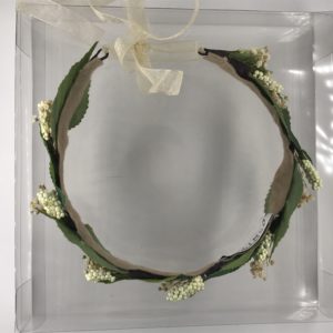 Corona de flores artificiales y paniculata preservada