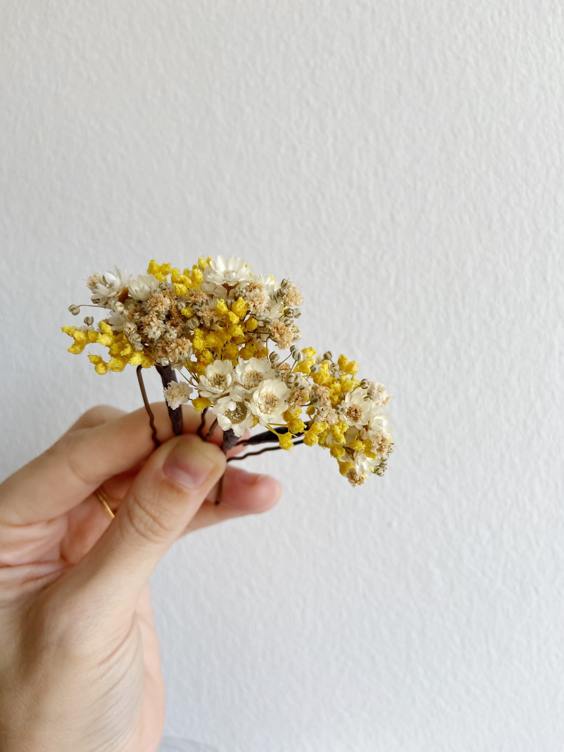 Horquilla De Flores Preservadas En Tonos Naturales Y Amarillos