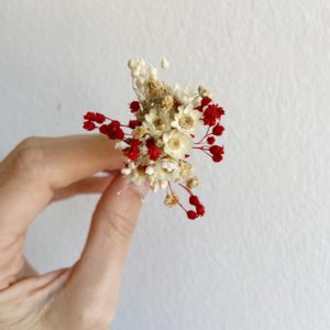 Horquilla de flores preservadas en tono rojo y marfil