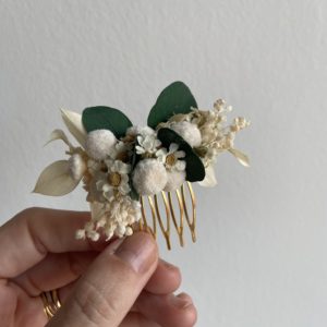 Hair comb with preserved flowers
