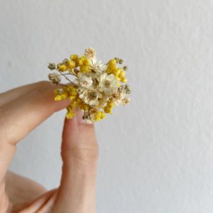 Horquilla de flores preservadas en tonos naturales y amarillos