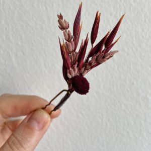 horquilla de flores preservadas burdeos
