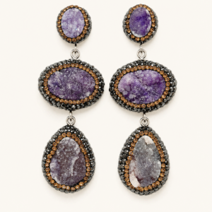 Pendientes largos morados con cristales – 7 cm