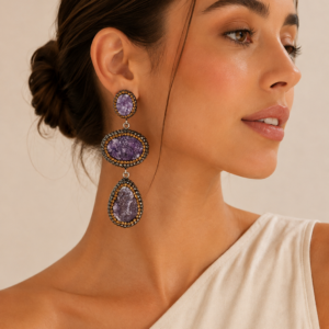 “Pendientes largos morados de 7 cm con cristales negros y dorados” y “Pendientes largos morados de invitada de 7 cm puestos”.
