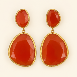 Pendientes XL coral y dorado con grandes piedras facetadas. Un diseño elegante y lleno de color para invitadas, bodas, fiestas y ocasiones especiales