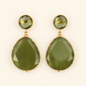 Pendientes XL verde oliva y dorado con piedras facetadas. Un diseño elegante y sofisticado para invitadas, bodas, fiestas y ocasiones especiales.