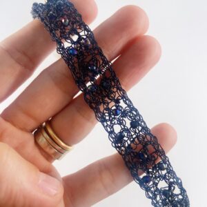 Inicio Choker de crochet con alambre negro hecho a mano